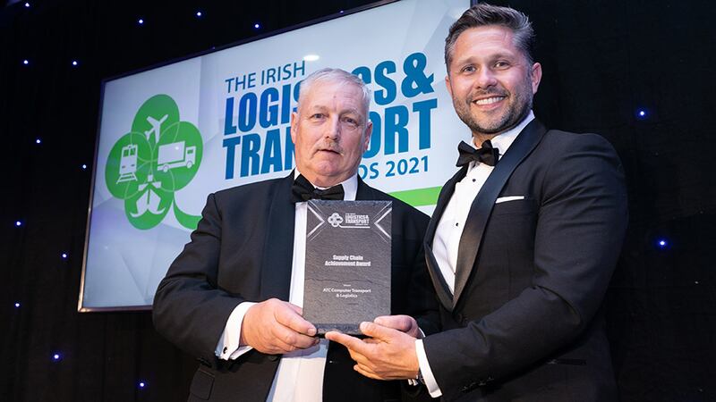 Radek Samsonowicz, Head of Sales EMEA at SkyCell, presents the Supply Chain Achievement Award to Alan Young, ATC Computer Transport & Logistics.