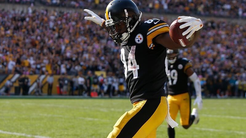 Antonio Brown  celebrates his touchdown for the Pittsburgh Steelers.