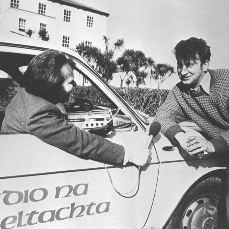 Breandan Feiritear interviews Breandán Mac Gearailt in Dingle for an RTÉ Raidió na Gaeltachta outside broadcast