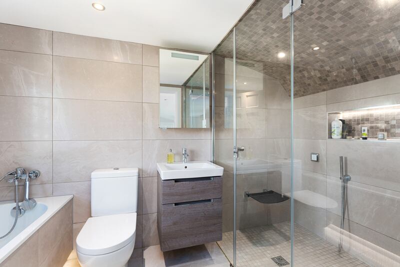 36 Frascati Park: the attic wet room