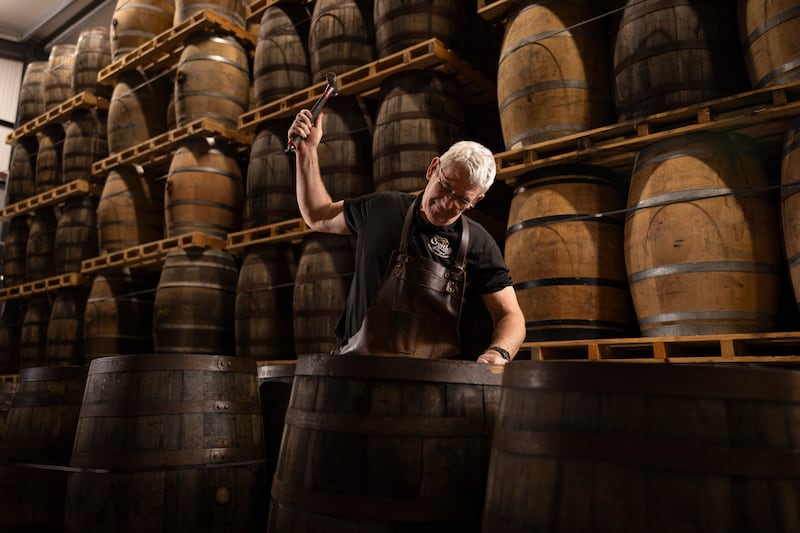 Seán Ó Cathaigh i mbun a chuid oibre. Grianghraf: Joe Dunne