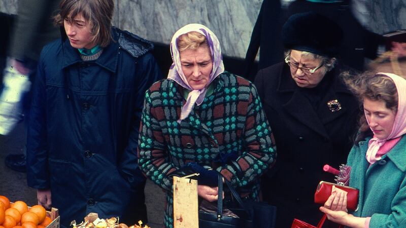 Shoppers in Moore St. Dublin 1972