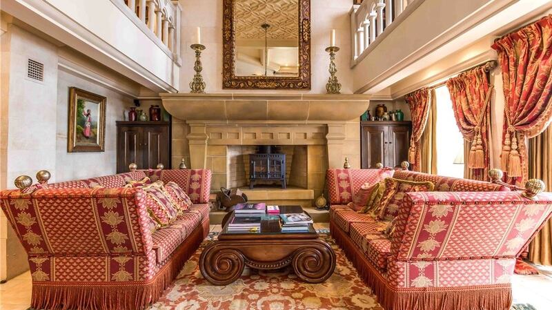 Sitting room with minstrels’ gallery, An Culu