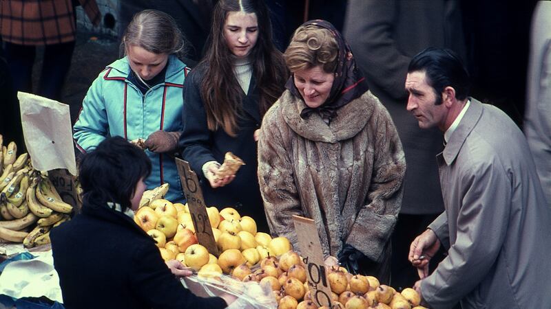 Marion O’Brien selling apples to Paddy Quinlan and his wife Evelyn, with their daughter Brenda (later Brenda Cowlard) and a friend. Brenda’s daughter and son-in-law Sinead and Christopher Sweeney identified them.