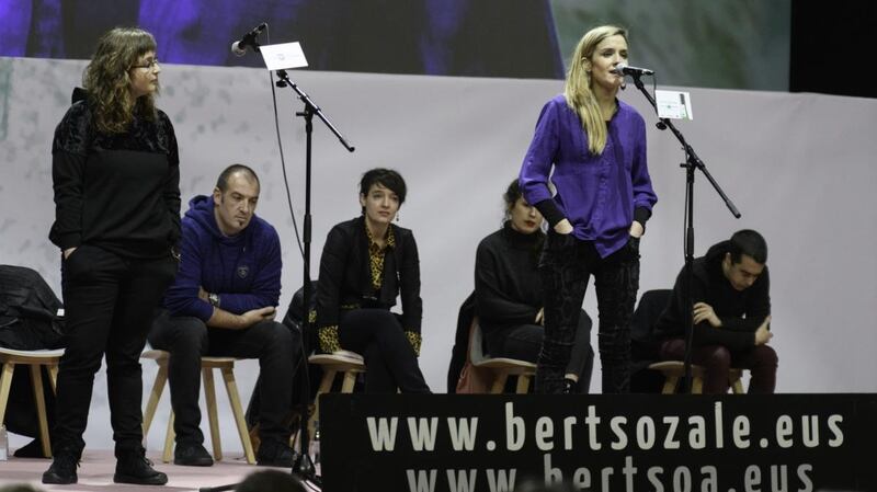 Competitors in action in the Gipuzkoa bertsolari final. Photo: Alberto Elosegi / XDZ