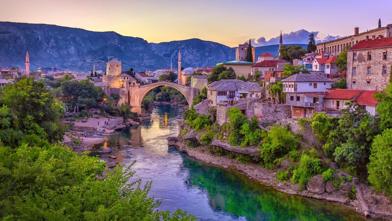 Cé go bhfuil an tuath iargúlta agus cuma uirthi go bhfuil an daonra tearc in áiteanna, críoch ársa atá inti, agus tá bailte meánaoiseacha anseo agus ansiúd.