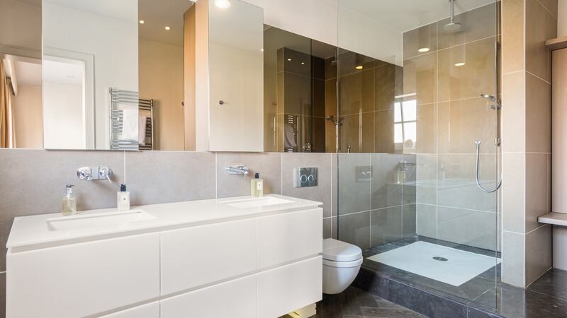 En suite for main bedroom