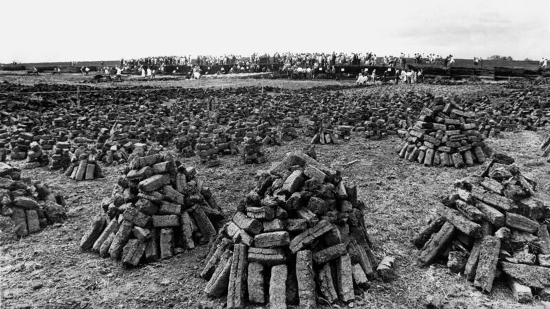 Gróigíní móna: Comórtas gearradh móna i 1983 in aice le Bealach an Tirialaigh, san Iarmhí. Grianghraph: Jack McManus/Irish Times