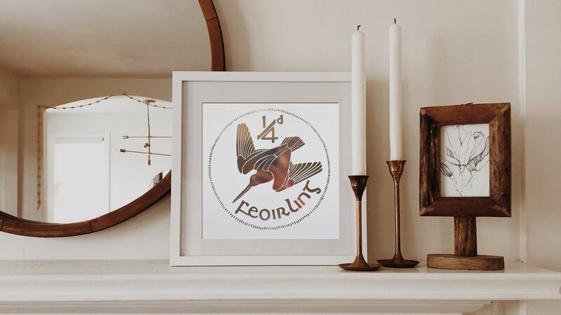 Cuid de bhailiúchán nua  leis an dearthóir agus maisitheoir  Serena Scully. Tá ‘Sóinseáil’ óna suíomh serenascully.com.