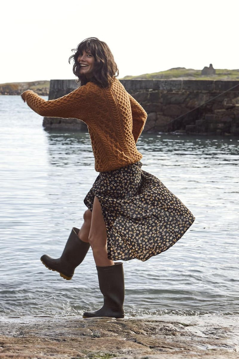 Bramble berry horseshoe cable v-neck sweater €114.99