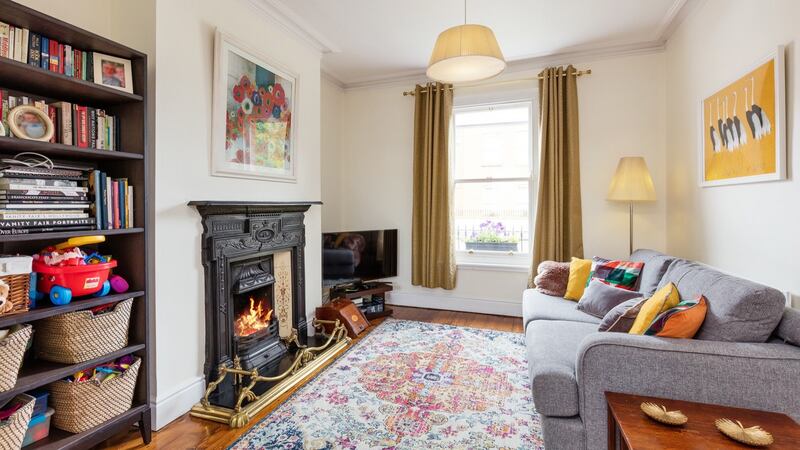 Livingroom to the front.