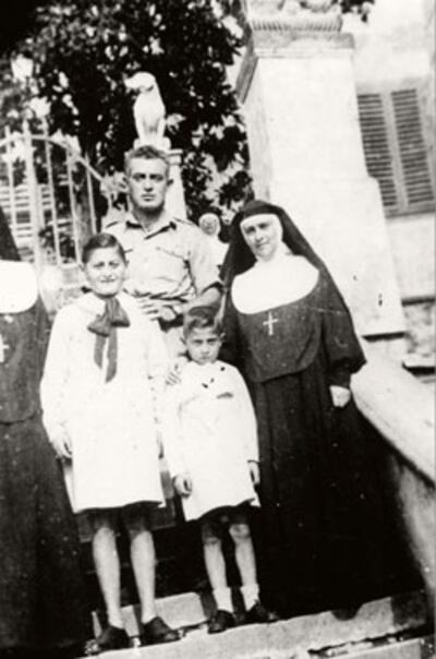 Emanuele and Raffaele Pacifici, sons of a rabbi, with their rescuer Benedetta Vespignani and a Jewish Brigade soldier