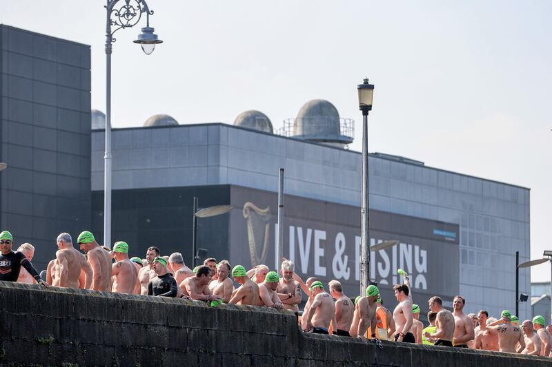 The men's field on the quays before the start at Rory O'Moore Bridge. Photograph: Dan Sheridan/Inpho.