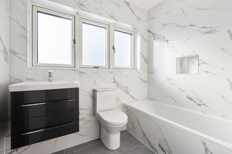 34 Windsor Park: Family bathroom