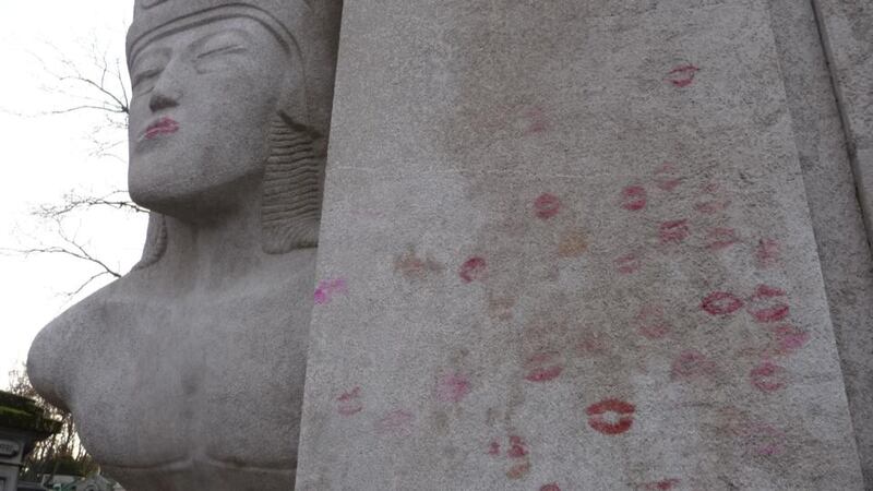 Fans continue to leave lipstick marks on the tomb of Oscar Wilde in Paris, despite attempts to stop them due to the high cost of cleaning the memorial