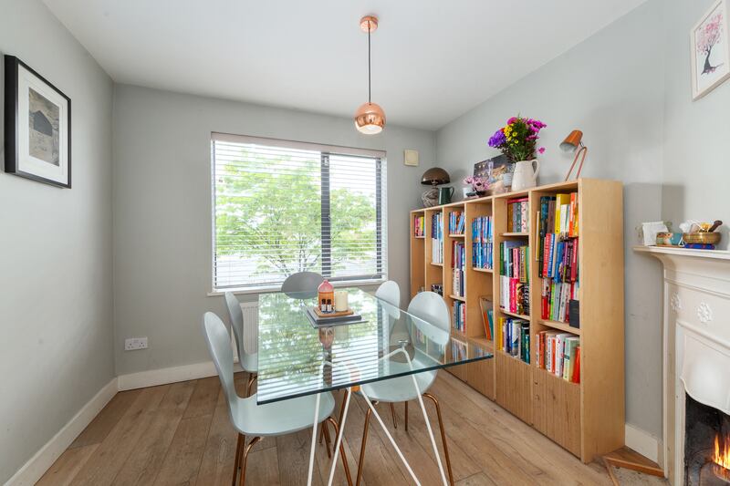 Dining area to the front