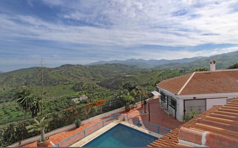 €350,000: Three-bedroom house with pool and barbecue area as well as an aviary, stables,  chicken coop and kennels