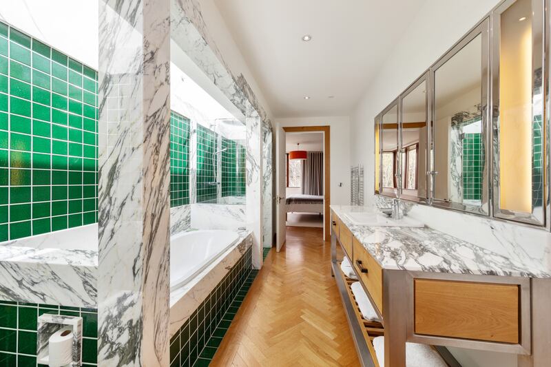 Bathroom for principal bedroom with Italian marble