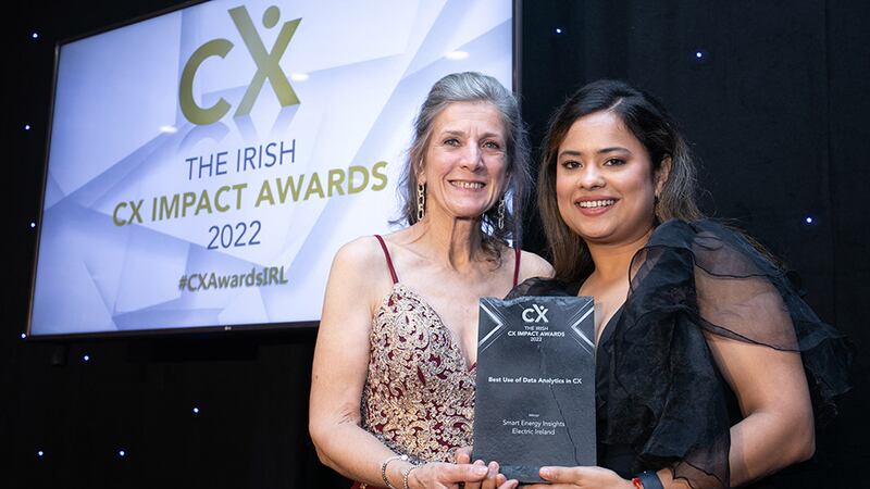 Jan Richards, awards judge, presents the Best Use of Data Analytics in CX award to Bhavini Sharma, Electric Ireland.
