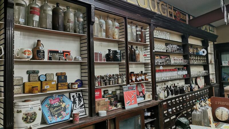 Twentieth century mahogany chemist counter and drawers €1,500-€3,000.