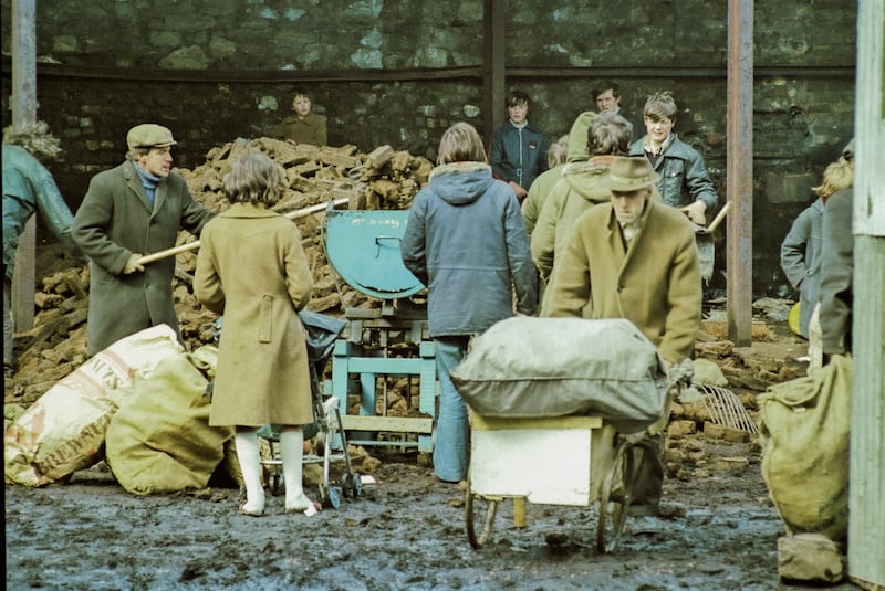 The 'Weigh In', Bridgefoot Street, mid 1970s. Photograph: Mick Brown