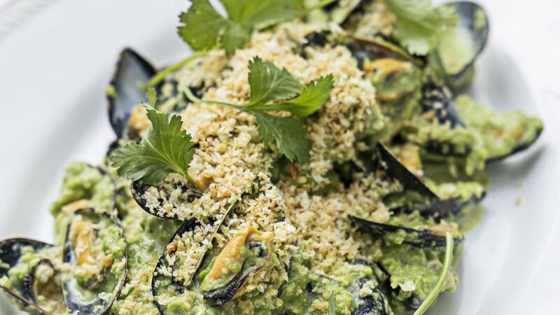 Mussels with curried pea cream, crunchy breadcrumbs