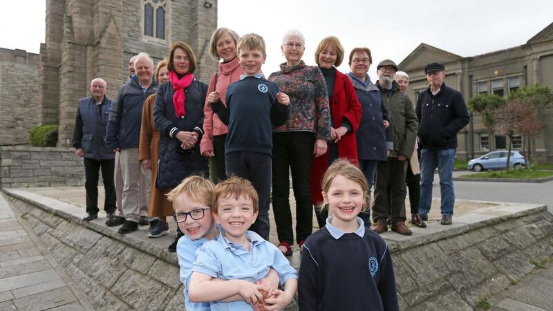 Baill de chór Phobal Aifreann Dhún Laoghaire lasmuigh d’Eaglais Naomh Mícheál. In éineacht leo tá  Macdara Ó Drisceoil (ar chlé, 8) agus a dhearthar Tadhg (5), Sophie McAteer (6) agus a dearthar Zachary (ar chúl, 8)  Grianghraf: Laura Hutton/The Irish Times
