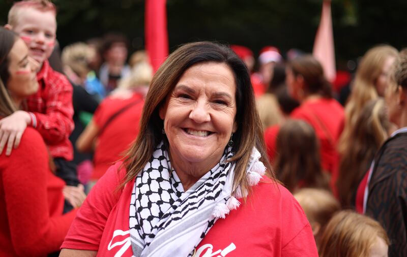 Caireann Ní Lorcáin, príomhoide as Béal Feirste a d'fhreastail ar mhórshiúl CEARTA i mBaile Átha Cliath. Grianghraf: Dara Mac Dónaill 