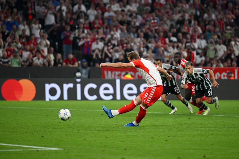 MUNICH, GERMANY - SEPTEMBER 20: Harry Kane of Bayern Munich scores their sides third goal from the penalty spot during the UEFA Champions League match between FC Bayern München and Manchester United at Allianz Arena on September 20, 2023 in Munich, Germany. (Photo by Matthias Hangst/Getty Images)