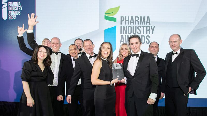 Julianne Hogan, CTO & Senior Consultant, KPC International, presents the Operational Excellence Award to the Viatris team.