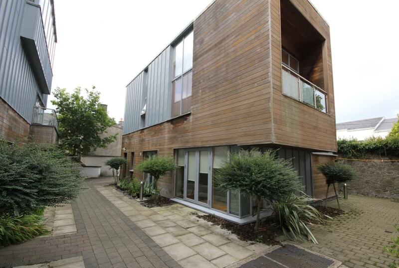 Eglington House is within walking distance from Portarlington's main street