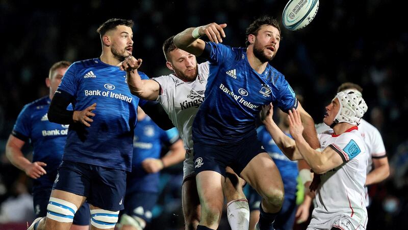 Robbie Henshaw and Mick Lowry compete for the ball. Photo: Bryan Keane/Inpho