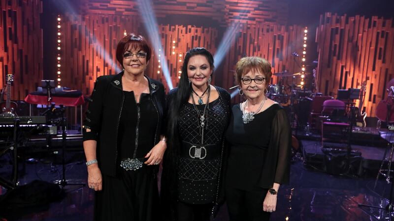 Crystal Gayle with the McCann sisters on Opry Le Daniel