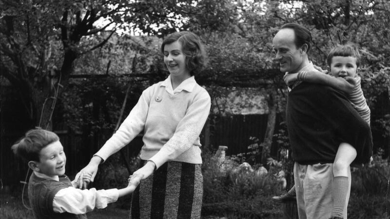 Edna O’Brien and Ernest Gébler with their children Carlo and Marcus in June 1961