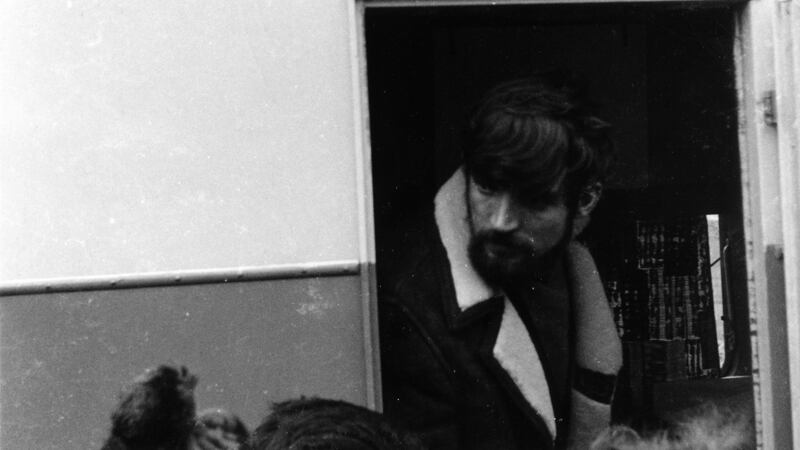 Seosamh Ó Tuairisg ag tíocht amach as an gcarabhán a bhí in usáid ag Gluaiseacht Chearta Sibhialta na Gaeltachta mar stiúideo craolta, le linn do Saor-raidió Chonamara a bheith ar an aer, 50 bliain ó shin. Grianghraf: Tomás Ó Ráighne, á usáid le caoinchead Helena Uí Raighne