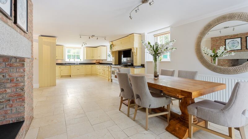 Kitchen-dining room.