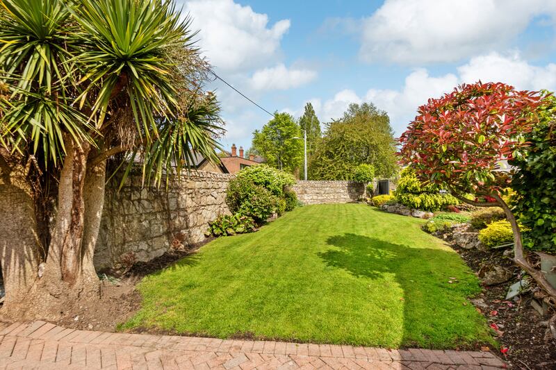 Much of this house’s charm resides in its garden and terraces. The abundant greenery they provide makes this home an oasis of calm. 