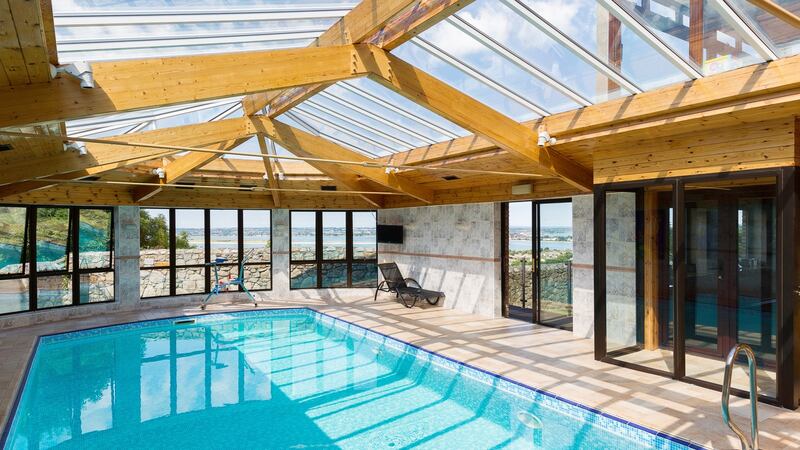 The swimming-pool, which is in excellent condition, also comes with a sauna and shower room