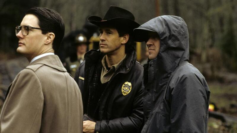 Kyle MacLachlan, Michael Ontkean (Sheriff Harry S Truman) and David Lynch during shooting of the original series of ‘Twin Peaks’.