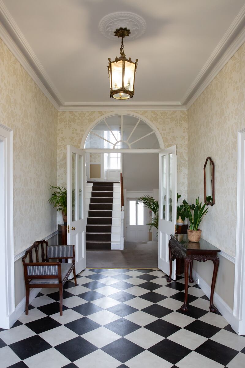 Besides its location at the water’s edge, it will be the notable period features such as its classical Georgian staircase