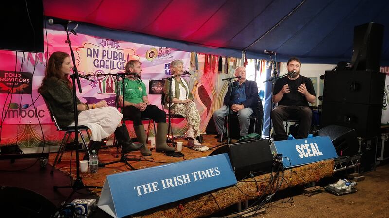 Podchraoladh Scéal (clé-d): Emma Ferrari (bean an tí), tánaiste nuacheaptha Chonradh na Gaeilge, John Prendergast, an t-iarrthóir neamhspleách don uachtaránacht, Catherine Connolly,  Alan Titley, scríbhneoir agus scoláire, agus an t-amhránaí agus gníomhaí pobail Eoghan Ó Ceannabháin. Grianghraf: Éanna Ó Caollaí