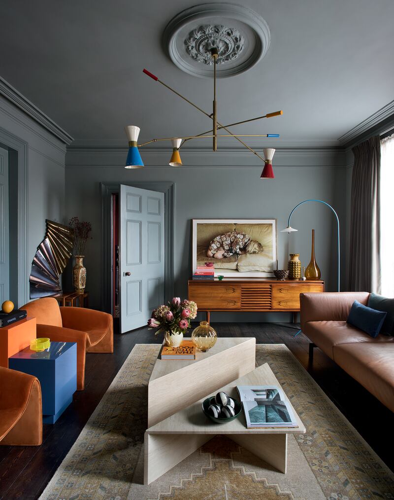 In this Róisín Lafferty design, Seafoam, a shade in the designer’s Prestige by Fleetwood collection, is used to wrap the room