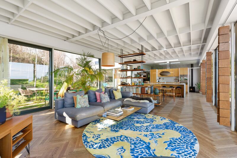 The livingroom/diningroom/kitchen area 