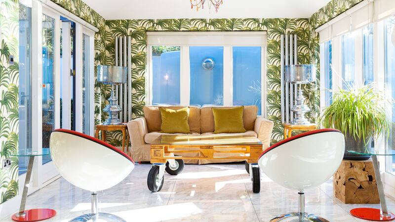 Tropical wallpaper in extension.