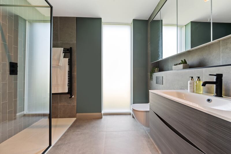 Principal bedroom en suite