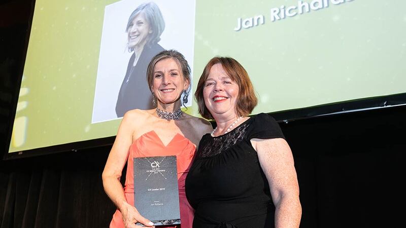 Deirdre Wafer, Awards Judge & CXPA presents the CX Leader 2019 award to Jan Richards.