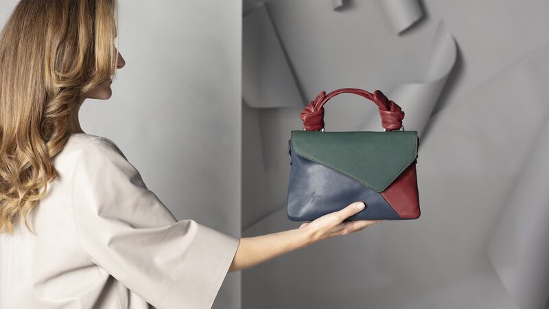 Cross-body bag with adjustable and removable shoulder straps in Italian leather from anafaye.com