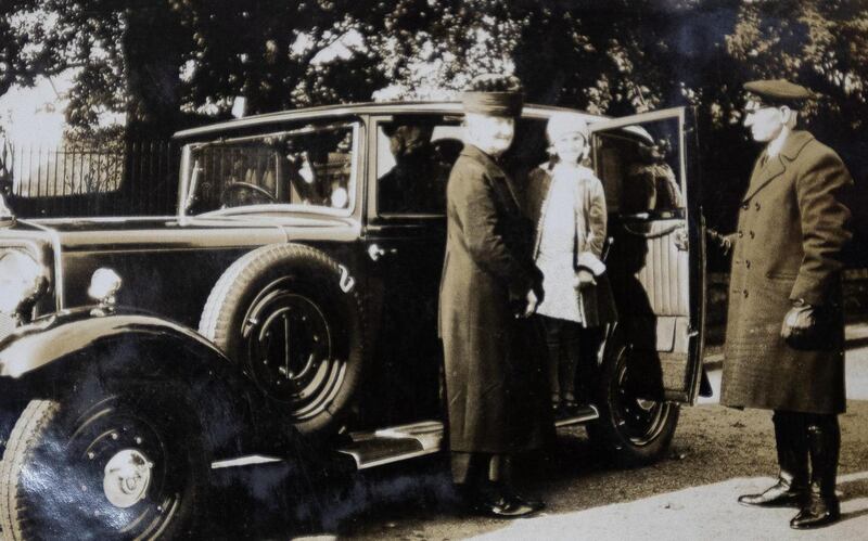 Elizabeth O’Kelly with her aunt, Annette Kathleen Sykes, and their chauffeur