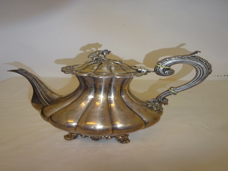 Silver teapot (€200-€300) at the Lynes & Lynes auction