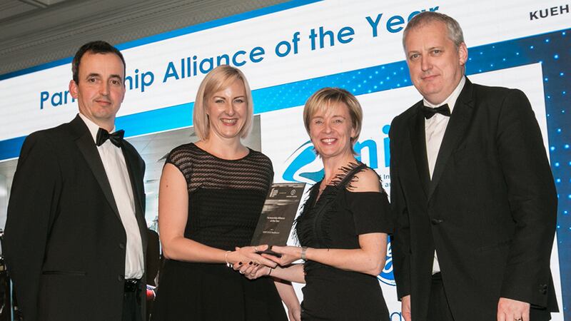Deirdre McGrath, Camida presents the Partnership Alliance of the Year award to Claire Lennon & Niall O'Reilly, NIBRT